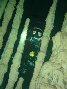 CCR diver behind columns in Nohoch
 Taucher mit Kreislaufgerät in Nohoch